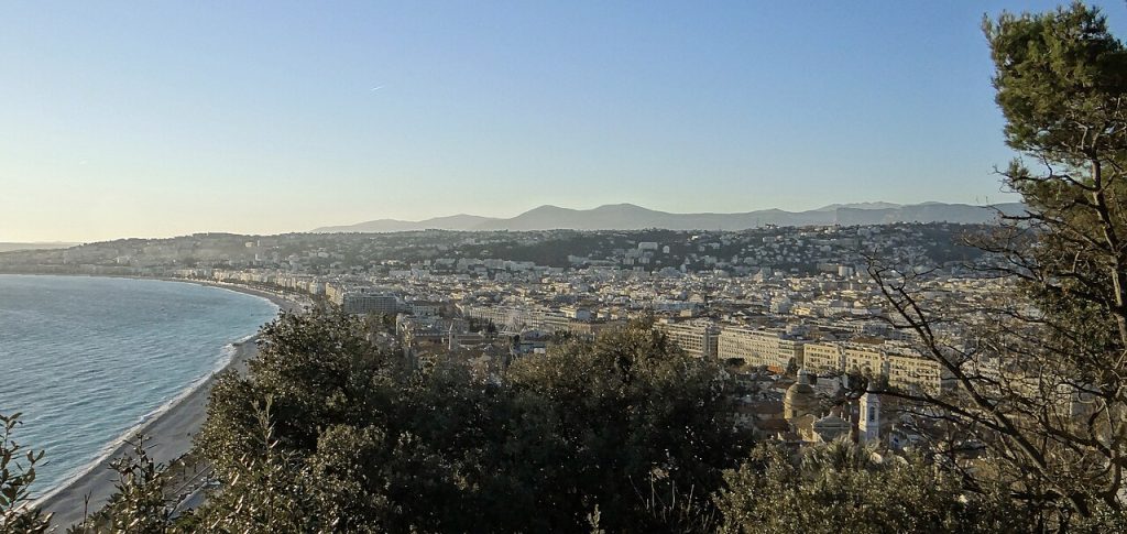 Vue panoramique sur la Baie des Anges et Nice depuis la Colline du Château.