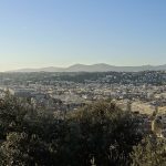 Colline du Château à Nice : accès, horaires et parcours panoramique en 2026 Vue panoramique sur la Baie des Anges et Nice depuis la Colline du Château.