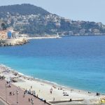 Plages adaptées à Nice : horaires 2026, qualité de l’eau et rendez-vous ce 30 juillet Vue panoramique des plages de galets de Nice et de la Baie des Anges.