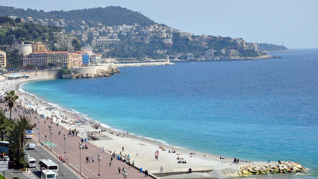 Vue panoramique des plages de galets de Nice et de la Baie des Anges.