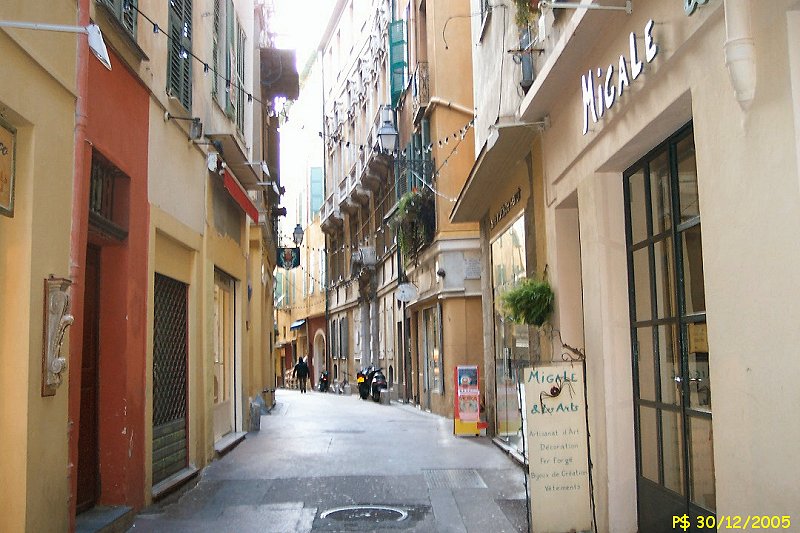 La rue Droite dans le Vieux-Nice devant l’entrée du Palais Lascaris