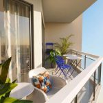 Cagnes Plage : une journée simple entre mer, hippodrome et bonnes adresses Balcon de l'appartement Riviera Stays Cagnes Plage avec vue partielle mer