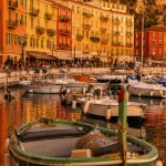 Port Lympia et Coco Beach : Nice côté barques, rochers et lumière Illustration RivieraStays - Port Lympia et Coco Beach : Nice côté barques, rochers et lumière