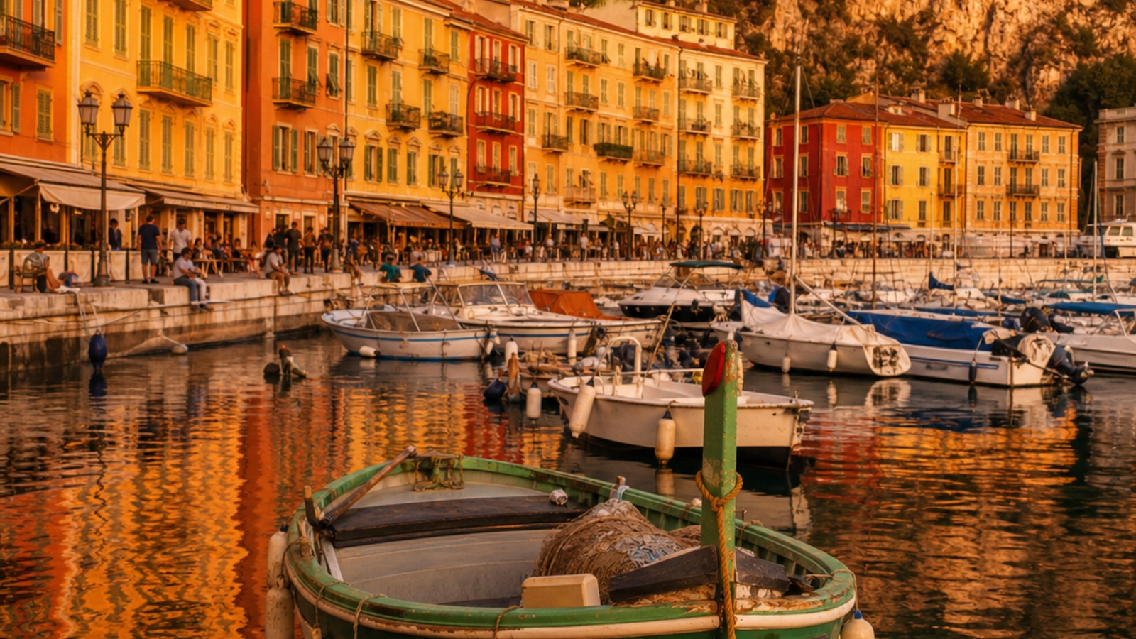 Illustration RivieraStays - Port Lympia et Coco Beach : Nice côté barques, rochers et lumière
