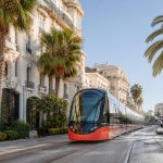 Illustration RivieraStays - Nice sans voiture : tram, train et bonnes habitudes d’été